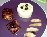 Pavé de sanglier et son jus de viande au vin rouge et myrtilles, écrasé de pommes de terre et poire épicée