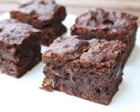 C'est une version 'adulte' du brownie, même si les enfants peuvent en manger puisque le vin est cuit et s'évapore. Le vin de noix apporte de la profondeur et de la complexité…