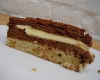 Sur une dacquoise aux nosettes et au café, repose une onctueuse mousse au chocolat cachant une crème brûlée délicatement parfumée…