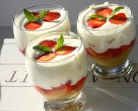 Ce trifle associe des couches de fruits acidulés avec une délicate mousse au chocolat blanc et la combinaison fraises-rhubarbe est toujours un succès.