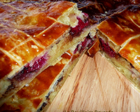 A Rome, dans l'antiquité, on célébrait le retour du soleil par des fêtes appelées Saturnales. A cette occasion, on partageait un gâteau (rond et doré comme le soleil)…
