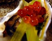 Des huitres charnues, passées au four avec un beurre au persil et échalote et une julienne de poireau, et réveillées d'oeufs de saumon au moment du service.