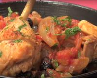 Le poulet aux olives et aux tomates est un plat tout simple à préparer, sain et très complet pour toute la famille !