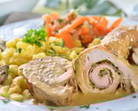 Roulés de poulet aux poireaux, jambon et petits légumes