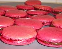 Petits macarons rose bonbon au chocolat ! Un délice !