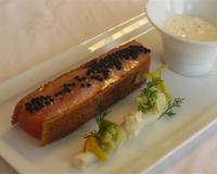 Une autre façon de déguster le saumon fumé, tiède et croustillant idéal pour les repas de fin d'année
