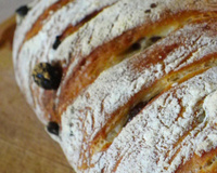 Pain de campagne pétri à la main aux noisettes et raisins