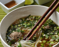 Pho vietnamien : bouillon de bœuf, nouilles de riz, herbes fraîches et boulettes de bœuf