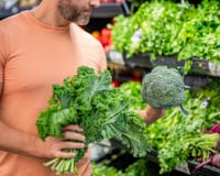 Plus riche en vitamine C que l’orange, un meilleur taux de calcium que le lait : ce légume étonnant est le parfait allié pour affronter l’hiver