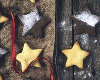 Des biscuits de Noël en forme d'étoiles, parfumés à la vanille pour certains et aux épices et au chocolat pour les autres.