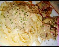 Foies de poulets confits en sauce au Bleu d'Auvergne sur lit de tagliatelles.