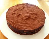 Opéra ganache chocolat aux éclats de Nougatine et dacquoise aux amandes. 
