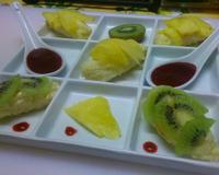 C'est une recette de sushis sucrés au lait de coco, chocolat blanc et fruits exotiques : ananas, mangue, kiwi et accompagné d'un coulis de framboise.