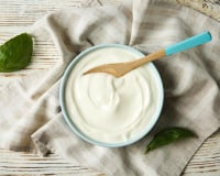 Combien de temps peut-on (vraiment) garder un pot de fromage blanc ouvert au frigo ?