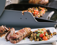 Filet d’agneau à la tapenade et ail frit, aubergines au cumin