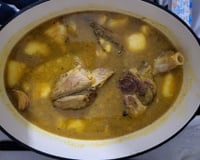 Tajine de souris d'agneau aux pruneaux et poires