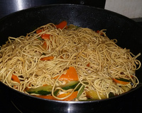 Nouilles sautées à la dinde et légumes