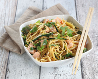 Nouilles chinoises sautées courgettes et saumon