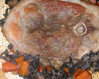 Rouelle de porc aux carottes et trompettes de la mort