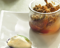 Un crumble et sa glace à la saveur originale et discrète du Pur brebis Pyrénées.