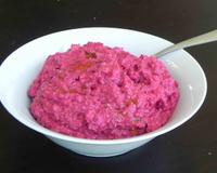Certes la couleur peut surprendre mais le goût de ce dips de betterave ne vous décevra pas! Réalisable en moins de 5 min, cette recette est parfaite en cas d'apéritif…
