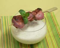 Des brochettes d'agneau rapide à préparer et un smoothie plein de fraîcheur !Une recette proposée par Sandrine, du blog La table de Sandrine.