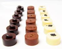 Trois bonbons en chocolat qui invitent au voyage par leurs associations de saveurs : chocolat noir au Café Sigri Nouvelle Guinée et Cardamome, chocolat au lait et poivre…
