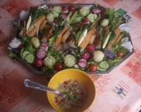 Assortiment de légumes Printaniers, joliment présentés et très parfumés par les herbes de la saison.