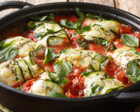 Marre des courgettes à la poêle ? Essayez cette recette de roulés à la ricotta et au parmesan