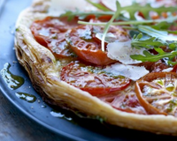 Tarte feuilletée à la tomate, pesto de roquette