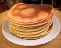J'ai eu l'occasion de faire mes premiers pancakes alors que je n'avais plus rien pour le petit déj et ce fut un vrai coup de foudre. Habituellement la pâte à Pancake…