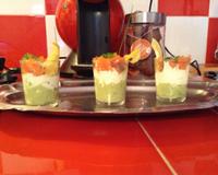 Acraser l'avocat ajouter le jus de citron. Disposer la purée d'avocat au font des verines. Mélanger la crème épaisse avec le boursin. Puis déposer le mélange dessus l'avocat.…