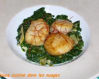 Au marché, de beaux épinards frais, faisons un effort pour les préparer et des coquilles saint jacques abordables et ayant cuisiné des côtes de blettes, il me restait…