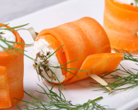 Rouleaux de carottes garnis au fromage frais