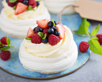 Vous connaissez la pavlova ? Voici sa version roulée, encore plus simple imaginée par Julie Andrieu