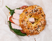 Ce bagel au rôti de porc, épinards et tomates cerises est parfait pour une pause déjeuner rapide et gourmande