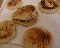 Un sandwich indien reconvertit en tunisien avec de son omellette au curcuma et sa sauce harissa...