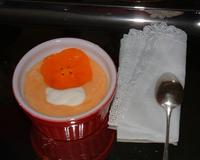 Pulpe de kakis du Sud-Ouest avec crème fouettée sucrée et parfumée au Cointreau.