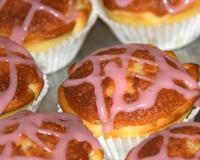 Version cupcake de la fameuse tarte anglaise Bakewell, un mélange de framboise et d'amande.