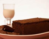 Faire fondre le chocolat noir au bain-marie. Travailler le sucre et le beurre dans un saladier jusqu'à ce qu'ils soient crémeux enfourner.