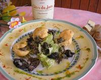 Sur un lit de salade mêlée, des escargots sautés au beurre persillé, cachés dans des petits choux à profiterolles, nappés d'une sauce de morbier fondue au vin jaune,…