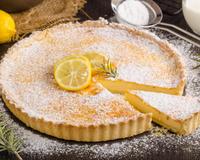 Julie Andrieu partage sa recette personnelle de tarte au citron avec sa touche “à la Juju”