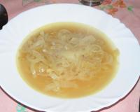 Une soupe à l'oignon bien plus légère que la soupe à l'oignon traditionnelle, mais tout aussi délicieuse.