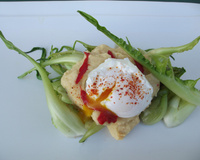 Salade catalogne, œufs poché, houmous