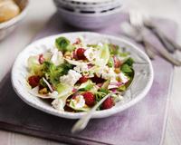 Une salade chèvre et framboises pour une entrée sucrée-salée.