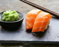 Dans 95% des cas, ce n’est pas du vrai wasabi : mais que mange-t-on vraiment avec nos sushis ?