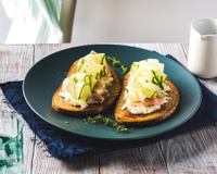 Ces tartines au jambon, ricotta et courgette sont parfaites pour un déjeuner léger et plein de fraîcheur