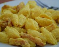 Pâtes à base de curry, crème fraîche et lardons.