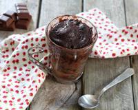 Le mug cake est un gâteau que l'on fait cuire directement dans une tasse, au four à micro-ondes. Idéal quand on a une envie urgente de gâteau…