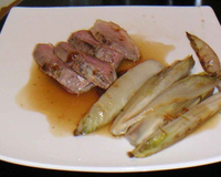 Magret de canard sauce miel / pain d'épice et ses endives sautées